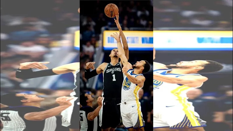 柯瑞(Stephen Curry)奮力一跳,只摸到溫班亞馬(Victor Wembanyama)手腕下方。(圖/翻攝自馬刺推特)